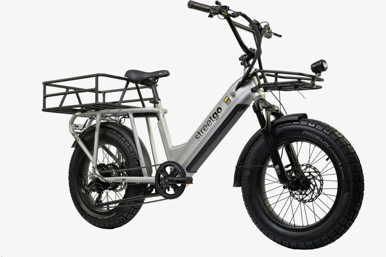 Bicicleta elétrica Oggi Street GO S40 prateada, com bagageiros dianteiro e traseiro e pneus largos
